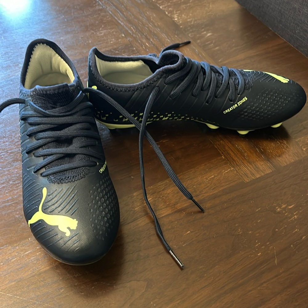 Puma Cleated Soccer Shoes Size US 7. Model # 107005-01